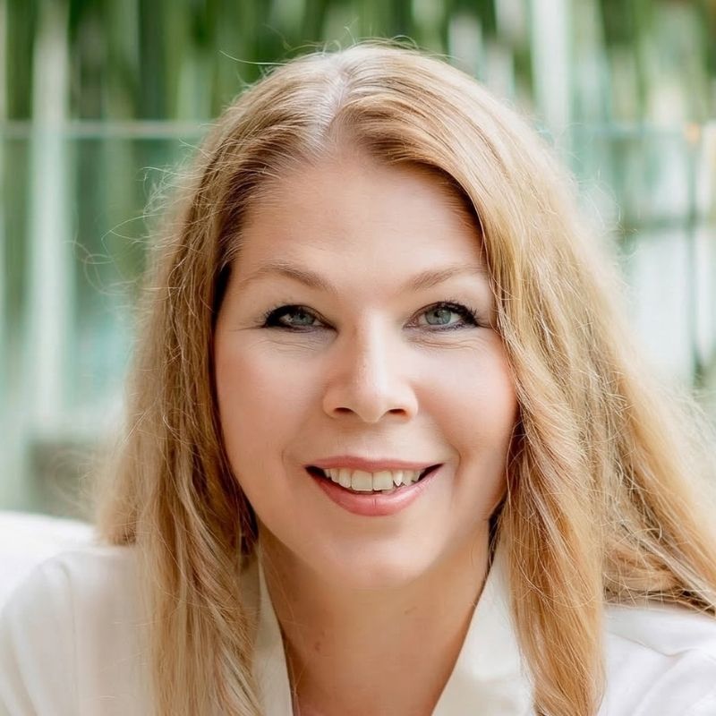 Dr. Anneloes Smitsman